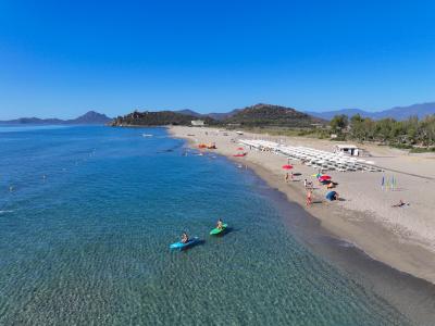 Spiaggia sabbiosa con mare cristallino e kayak.