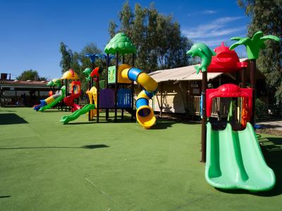 Parco giochi colorato con scivoli e strutture divertenti per bambini.