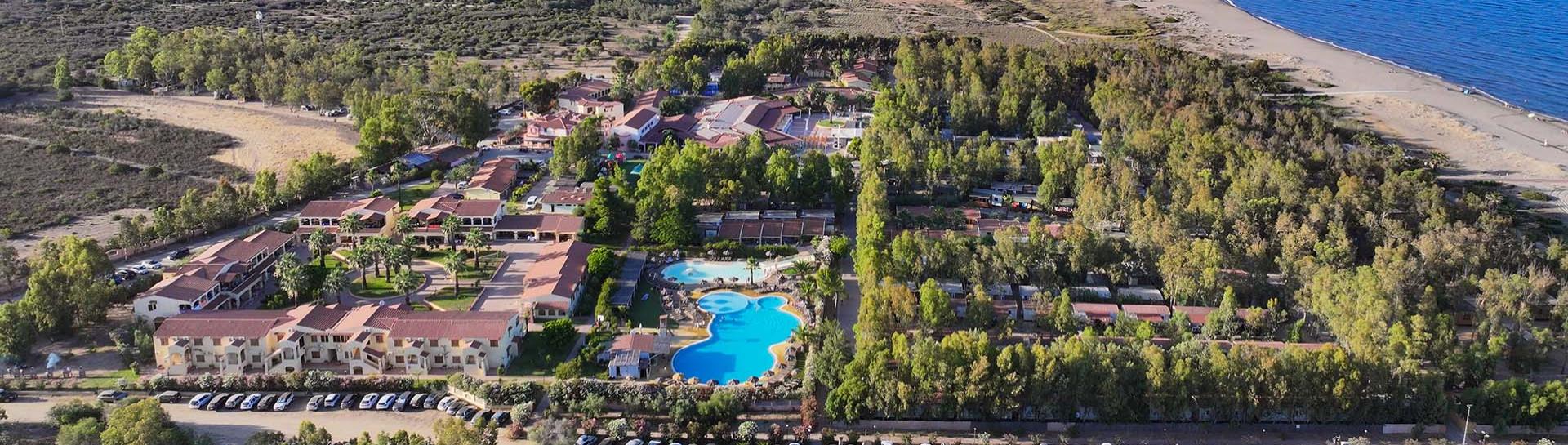 Vista aerea di un resort vicino alla spiaggia e al mare.